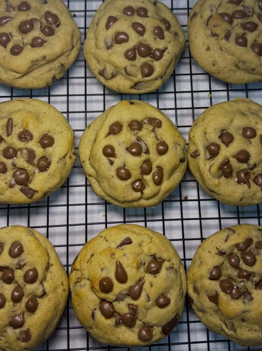 Cookies saindo do forno na grade de resfriamento