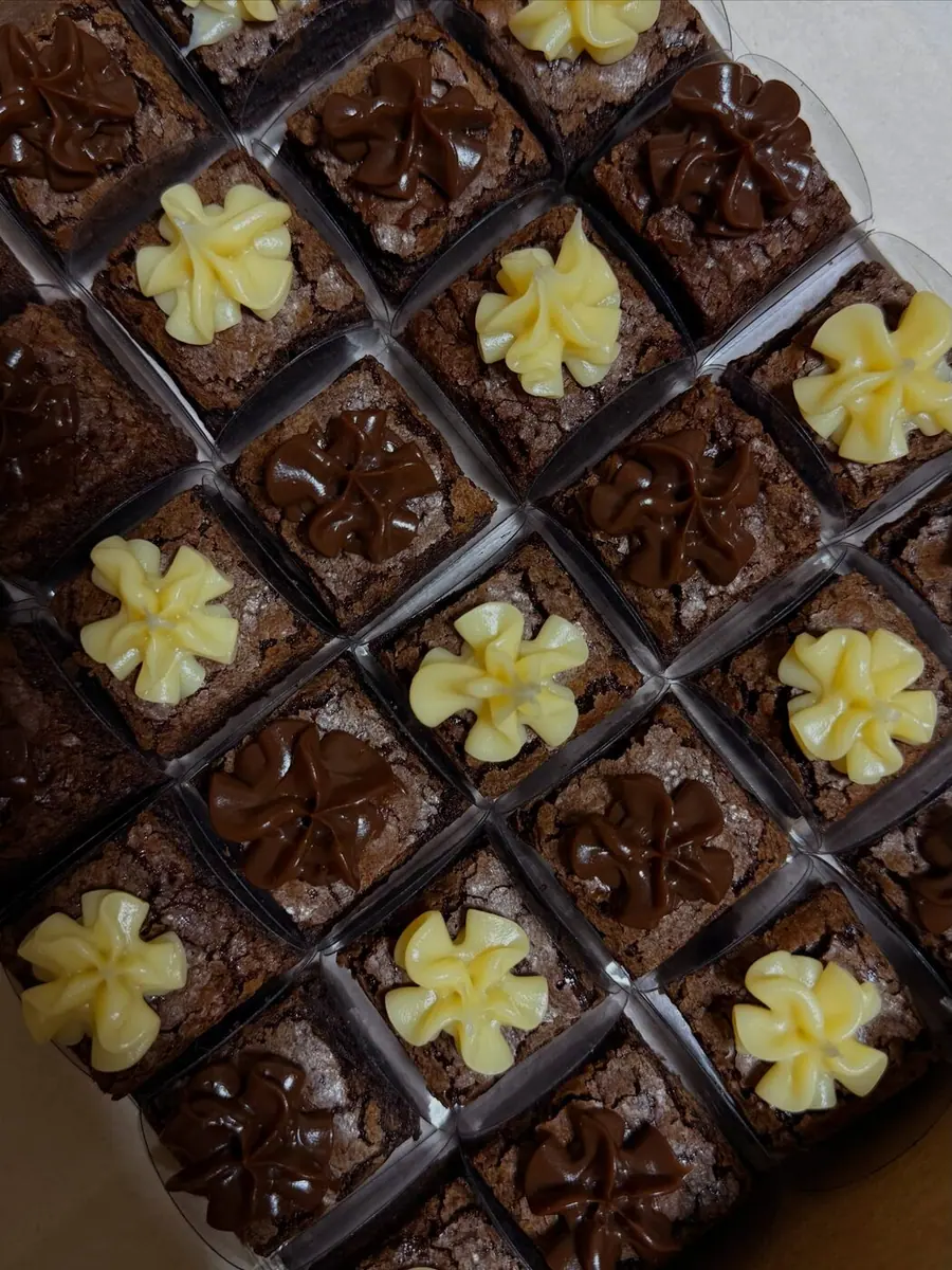 Mini brownies recheados da Joca Bakery em bandeja